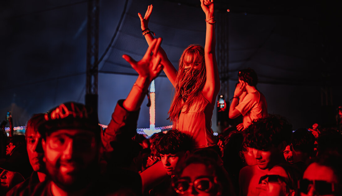 Fans on their friends shoulders at Leeds Festival 