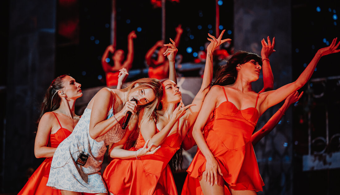 Lana Del Rey and 3 Dancers on stage at Leeds 2024